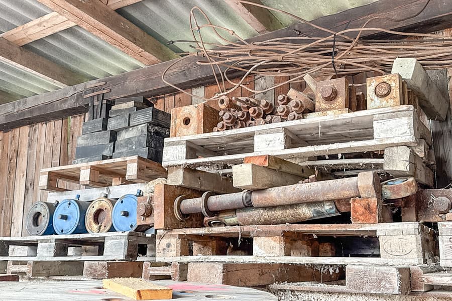 2 Paletten mit Baustellenbedarf